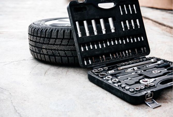 Tools to change the tyre